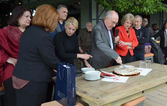 O Πρόεδρος του Συλλόγου Μιχ. Γαβράς, πλαισιωμένος από μέλη του Δ.Σ. κόβει την πίτα