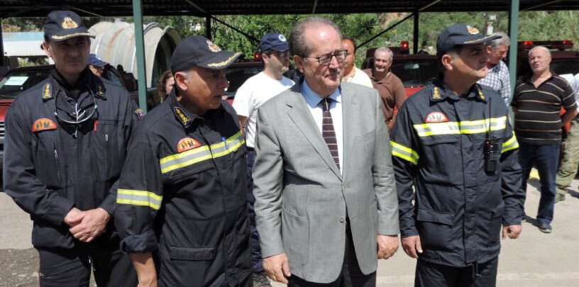 Ο Δήμαρχος Π. Νίκας, με τον Διοικητή της Πυροσβεστικής Υπηρεσίας Καλαμάτας, Πύραρχο Κων. Θεοφιλόπουλο και άλλους αξιωματικούς της Υπηρεσίας