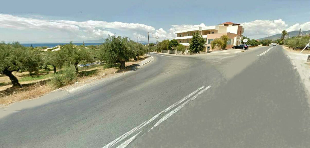 Η συμβολή της οδού Ναυαρίνου με την επαρχιακή οδό προς Αρεόπολη, όπου θα κατασκευαστεί ισόπεδος οδικός κόμβος